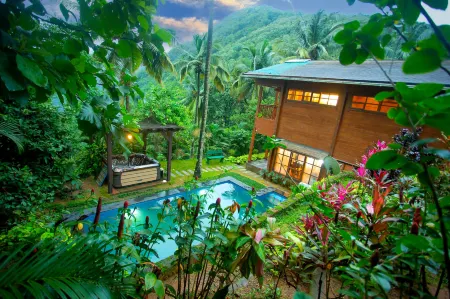 Ama Stays & Trails the Malabar Villa Heliconia, Kozhikode Отели рядом с достопримечательностью «J. D. T. Masjid»