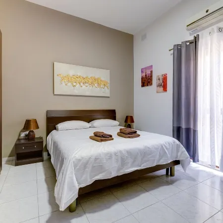 Cosy Apartment Steps from the Promenade