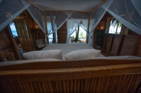 Beachfront House - Sleeps 2 & Garden Access Отели в г. Бастименто