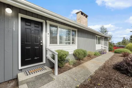 Charming 2-bedroom apartment with WiFi, AC in Olympia