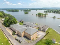 Central 137 on Lake Hamilton - close to Oaklawn and downtown!