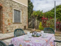 Giallo Hotels in Lajatico