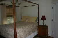 Contemporary colonial cottage, close to dwntown Rockville and metro, accessible.