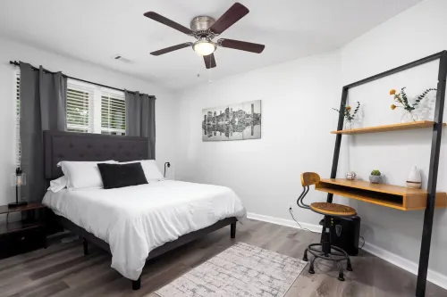Comfortable 2 Bedroom Ft Moore Retreat that's less than 5 min from Starbucks
