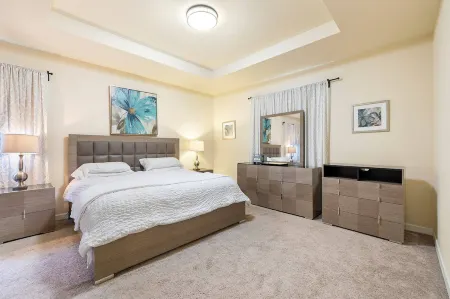 Sunset Villa - stunning 4BR home great for groups Отели в г. Хайалиа