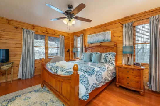 Mountain Escape with Hot Tub and Game Room - Cozy and Inviting Retreat