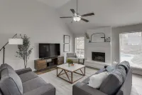 Luxurious Pool and Cinema Room Retreat - Stunning Poolside Escape