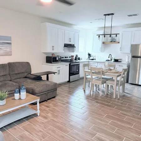 Charming 2-bedroom cottage in Laredo with high-speed WiFi, AC