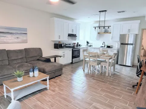 Charming 2-bedroom cottage in Laredo with high-speed WiFi, AC