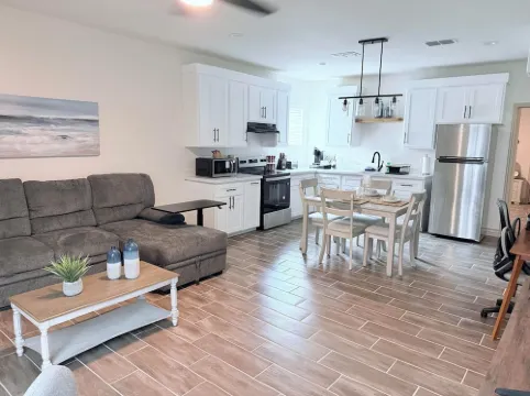 Charming 2-bedroom cottage in Laredo with high-speed WiFi, AC