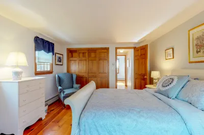 Bright and spacious house with WiFi & washer/dryer - short walk to the beach