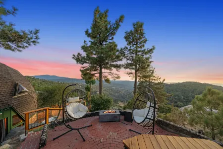 Stunning Valley Views and Cozy Fireplaces - Spectacular Dome Getaway