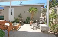 Charming Retreat with Outdoor Dining and Cozy Living Space - Inviting Oasis