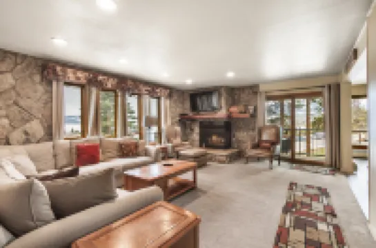 Stunning Views and Cozy Fireplace - Inviting Downtown Retreat
