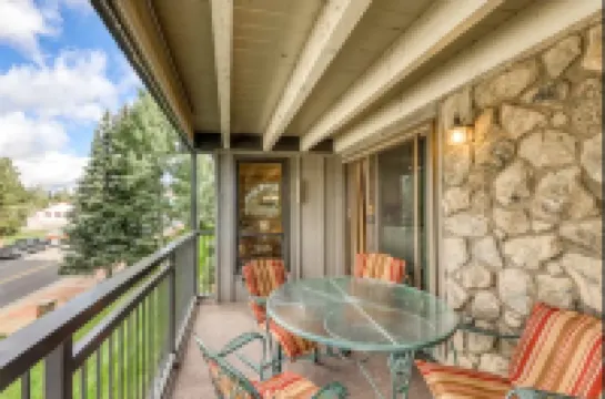 Stunning Views and Cozy Fireplace - Inviting Downtown Retreat