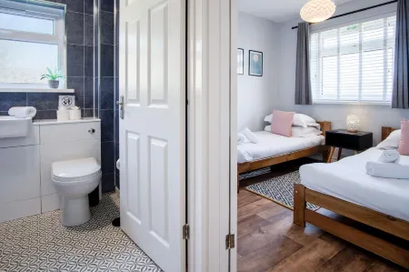 Bayview 87 - 2 Bedroom Chalet - Bayview Oxwich Отели в г. Пенрис