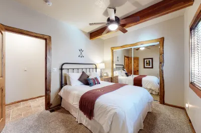 Private alpine hideaway with fireplaces, furnished deck, & designer kitchen - dog-friendly 크레스틀린 호텔