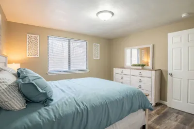 Wood'Inn - Cozy 2BD over the bridge Hoteles en Municipio de Fondulac