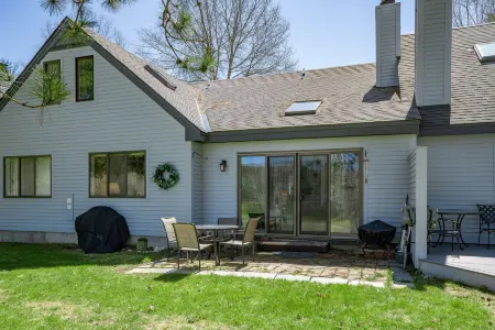 Golf Course Views and Quechee Club Access - Stunning Retreat Отели рядом с достопримечательностью «AT trailhead Woodstock VT»