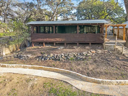 Charming Cowboy-Themed Suite with Creek Views - Elegant Escape