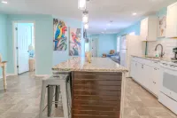 Spacious Kitchen and Modern Decor - Charming Coastal Retreat Hotels in Garden City