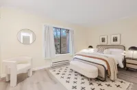 Stylish Townhouse with Patio and Electric Fireplace - Chic Modern Oasis