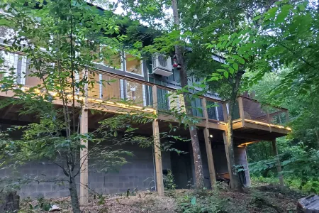 Serene Hot Tub Oasis with Stunning Glass Walls - Unique Luxury Retreat