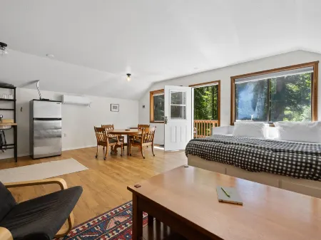 Cozy Lodge with Hot Tub and Game Room - Inviting Mountain Retreat