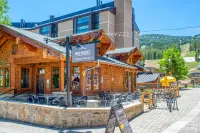 Ground-floor condo steps from Center Village & lifts with fireplace, patio, WiFi Hotels in Copper Mountain
