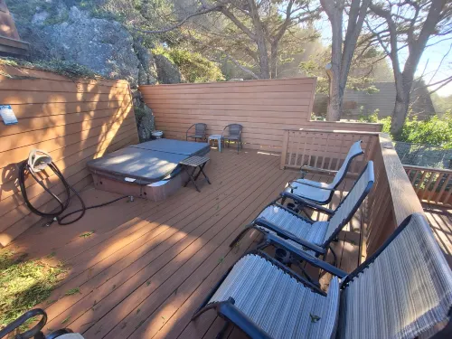 Spacious Decks and Relaxing Jacuzzi - Charming Ocean Retreat