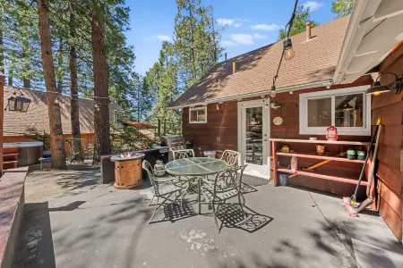 Mountain Cabin with Hot Tub and Game Room - Charming Rustic Retreat