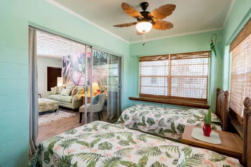 Steps to Beach with Spacious Living and Kitchen - Tropical Escape Hoteles en Cocoa Beach