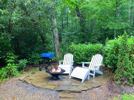 Fire Pit, Kitchenette and Streaming TV - Charming Cozy Cottage Отели рядом с достопримечательностью «Трейлхед фор Йеллоу Маунтин Трейл»
