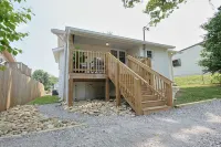 Central Hideaway - Stylish Home, Close to Eateries Hotels in Knox County