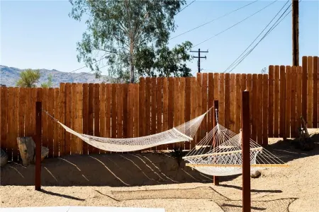 Spacious Retreat with Modern Amenities and Comfort - Charming Oasis