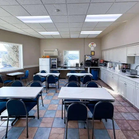 Super 8 by Wyndham Medicine Hat AB
