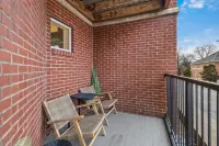 Spacious Living Area and Rooftop Bar Access - Stylish Haven Hotels in Clarksville