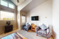 Sunny, Second-Story Condo with a Mountain View, Gas Fireplace, & Free WiFi Hôtels à : Frisco