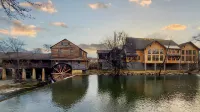 Hot Tub and Arcade Games with Seasonal Pool Access - Charming Retreat