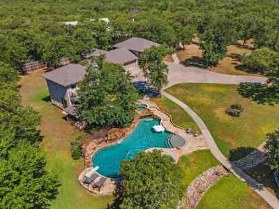 Lakefront Resort Sleeps 16 Pool Hot Tub Game Room Eagle Pass Park附近的飯店