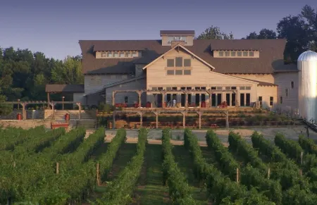 Mathis House, A Victorian Bed & Breakfast and Tea Room at 600 Main Отели рядом с достопримечательностью «JCPenney»