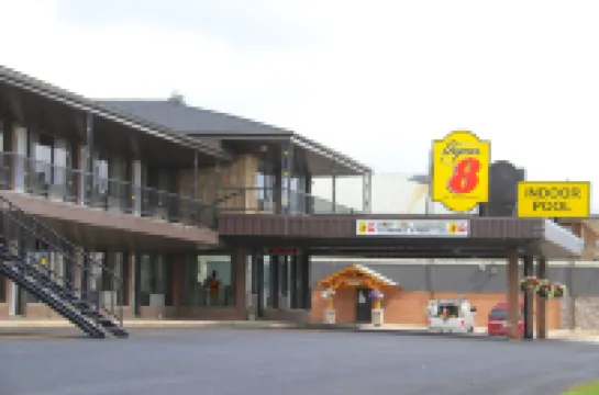 Super 8 by Wyndham Hearst on