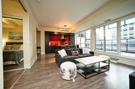 RivetStays - The Atmos I Отели рядом с достопримечательностью «CMU College of Makeup Art & Design»