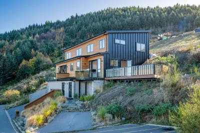 A Luckie Charm - 8 Bedroom Townhouse with Spectacular View Hoteles en Queenstown Hill