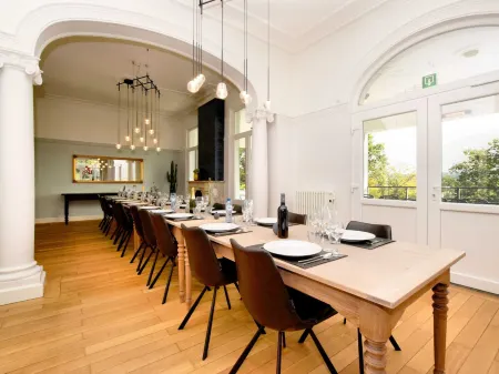 Opulent Holiday Home in Spa with Sauna, Hot Tub, Playroom Отели в г. Спа