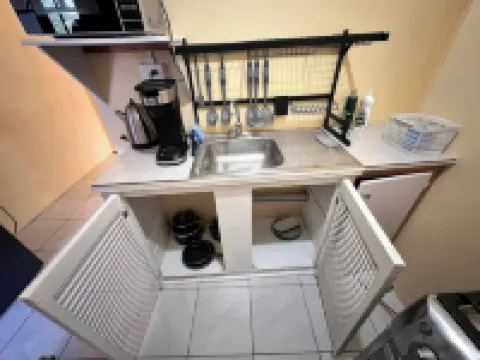 西班牙港迷人開間帶泳池通道