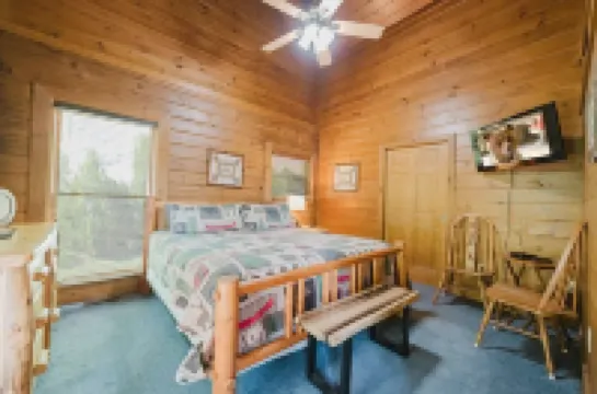 Absolute Bearadise 3 Bedroom Cabin by RedAwning