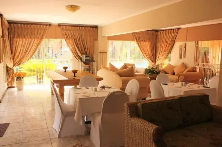 Eagles Nest Lodge Отели рядом с достопримечательностью «Sandton Skye»