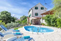 Villa Bonaca - Heated Pool, Harbour Views & Steps to Sea I Sumartin, Brač - วิลล่า