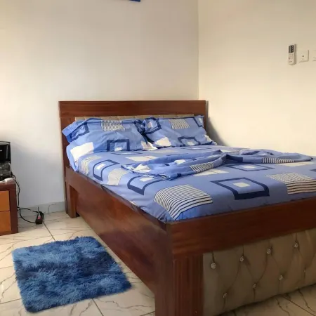 1 Bed Studio Sleeps 2 - Canal Views Balcony Wifi